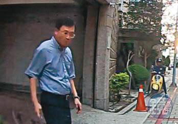 台南市政府衛生局長陳怡（圖）從家中走出到鄭姓女祕書旁全程遭錄下。（讀者提供）