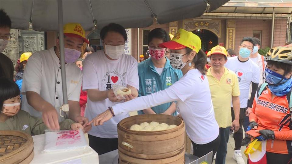 林右昌騎鐵馬拜北北基媽祖 基隆女兒陳美鳳陪騎