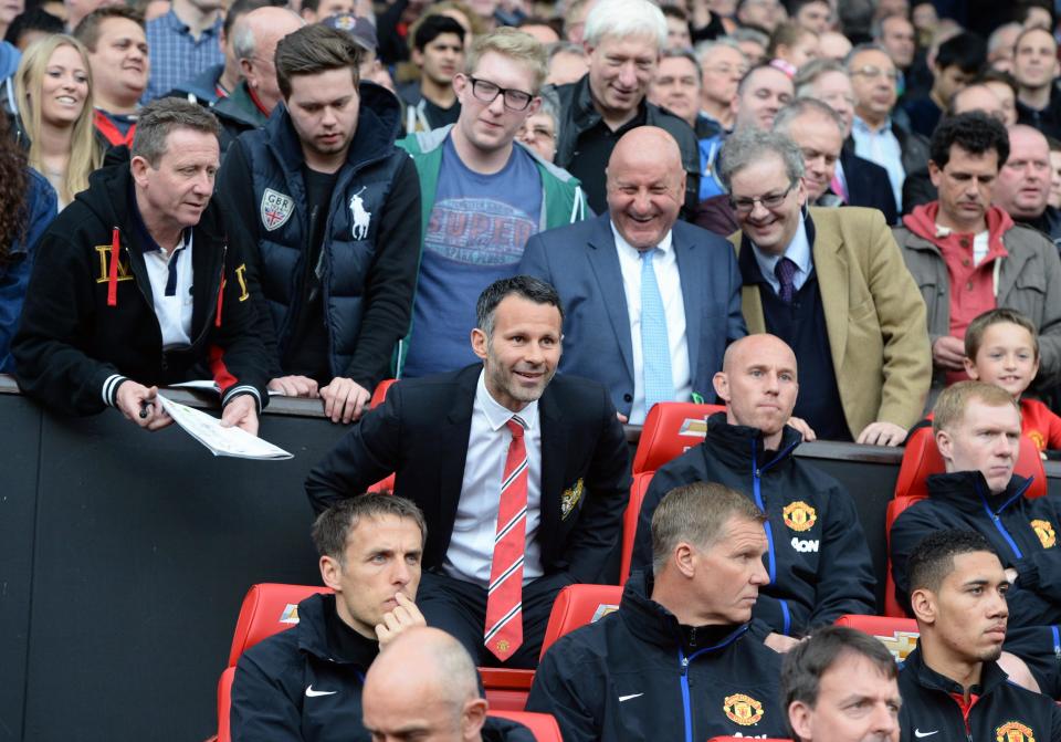 Manchester United's coach Ryan Giggs (C) sits on the bench before their English Premier League soccer match against Norwich at Old Trafford in Manchester, northern England April 26, 2014. REUTERS/Nigel Roddis (BRITAIN - Tags: SPORT SOCCER) FOR EDITORIAL USE ONLY. NOT FOR SALE FOR MARKETING OR ADVERTISING CAMPAIGNS. NO USE WITH UNAUTHORIZED AUDIO, VIDEO, DATA, FIXTURE LISTS, CLUB/LEAGUE LOGOS OR "LIVE" SERVICES. ONLINE IN-MATCH USE LIMITED TO 45 IMAGES, NO VIDEO EMULATION. NO USE IN BETTING, GAMES OR SINGLE CLUB/LEAGUE/PLAYER PUBLICATIONS