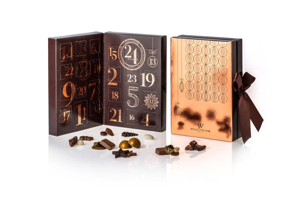 Vous aimez le chocolatier Hugo & Victor ? Vous allez adorer son calendrier. Dans un joli livre cuivré se cachent des douceurs chocolatées, des pralinés, des mendiants ou encore des amandes enrobées de chocolat concoctés par le chef Hugues Pouget. De quoi patienter sagement jusqu’au 25 décembre. <strong>Le petit plus : </strong>la diversité des gourmandises. Disponible sur hugovictor.com, 35 €.