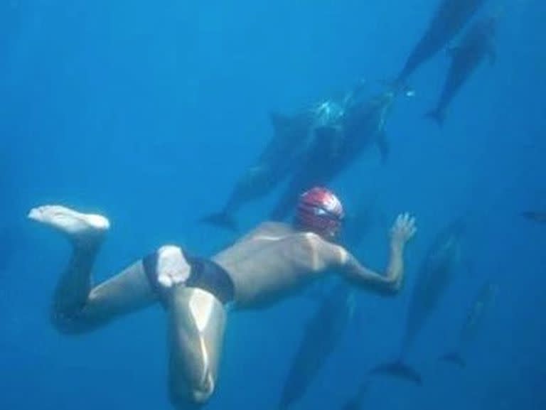 El nado con delfines es una de las vivencias que el argentino Pablo Ureta disfruta en Hawaii.