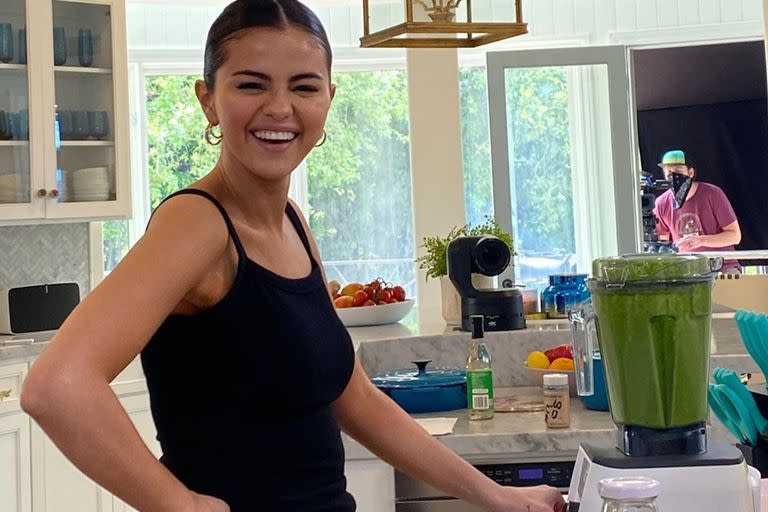 Mientras cocinaba, Selena Gomez mostró uno de los estragos que provoca el lupus en su cuerpo