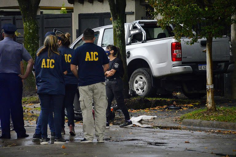 Dos motochorros asaltaron a un hombre que salía del banco, este los persiguió con su camioneta y los atropelló. Uno de los ladrones murió en el acto. Fue en el barrio de Fisherton, en el oeste de la ciudad de Rosario