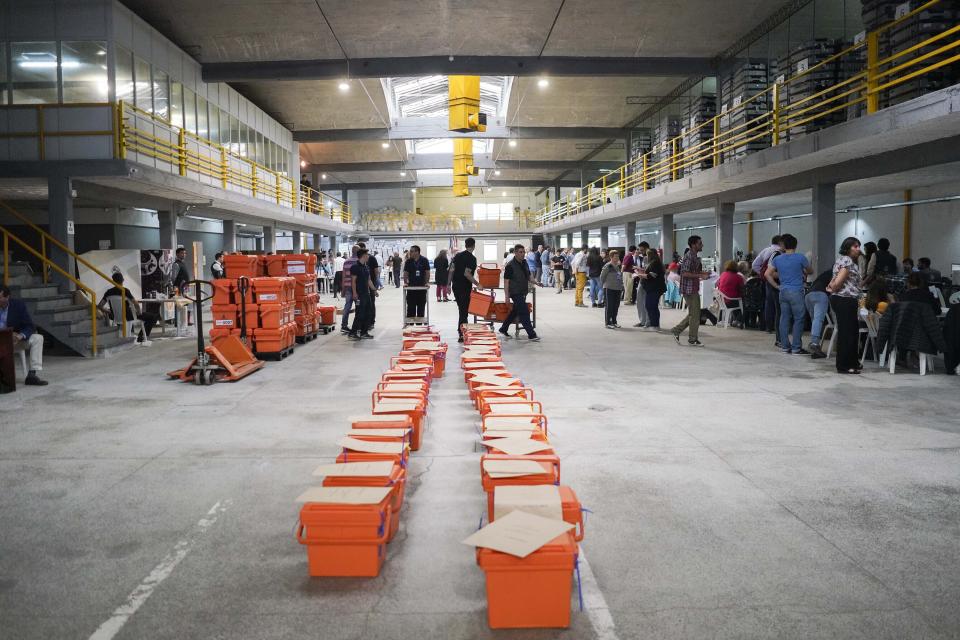 Cajas de votos son desplegadas en el piso durante un segundo escrutinio tras el balotaje presidencial en Montevideo, Uruguay, el martes 26 de noviembre de 2019. (AP Foto/Matilde Campodonico)