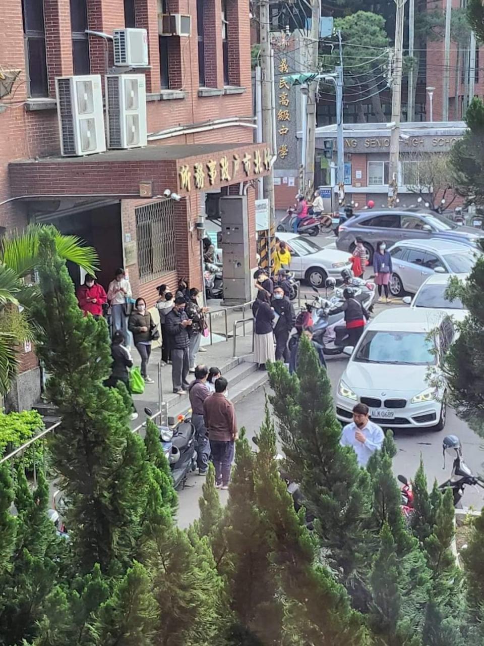 竹北戶政事務所下班時仍有大批人車擠在事務所外等著遷戶籍。（圖：議員歐陽霆臉書）