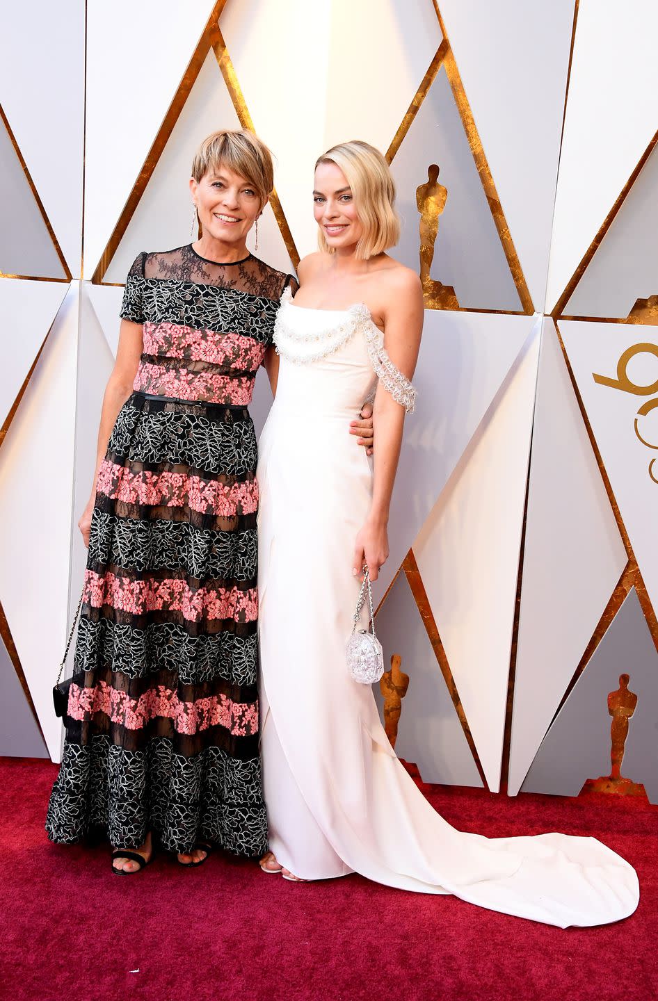 <p>Robbie brought her mom, Sarie Kessler, to the Oscars. Robbie was nominated <a rel="nofollow noopener" href="https://www.townandcountrymag.com/society/a14751804/where-tonya-harding-is-now-today/" target="_blank" data-ylk="slk:for her role in I, Tonya.;elm:context_link;itc:0;sec:content-canvas" class="link ">for her role in <em>I, Tonya.</em></a></p>