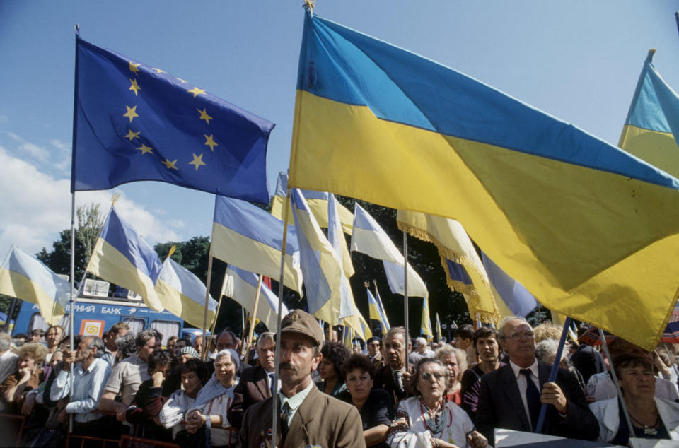 1991年9月3日，烏克蘭獨立後，一群人在基輔舉著烏克蘭和歐洲國旗遊行。