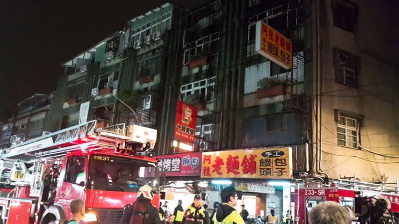 新北市中和區一處出租套房22日晚間發生火警，造成9死悲劇。（中央社／民眾提供）