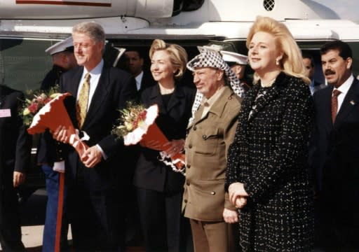 US president Bill Clinton (L), his wife Hillary, Palestinian leader Yasser Arafat and his wife Suha pose during the Clintons' visit to Gaza on December 14, 1998