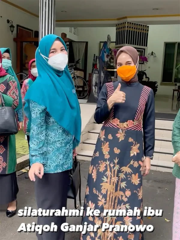 Bersama ibu-ibu PKK, alumnus Swiss German University (SGU) di BSD Tangerang jurusan Bussiness Administration itu menyambangi kediaman Gubernur Jawa Tengah untuk bertemu Ibu Atikoh Ganjar Pranowo. (Instagram/chafrederica)
