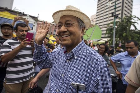 Former Malaysian Prime Minister Mahathir Mohamad (C) waves as he attends a rally organised by pro-democracy group "Bersih" (Clean) near Central Market in Malaysia's capital city of Kuala Lumpur, August 30, 2015. REUTERS/Athit Perawongmetha