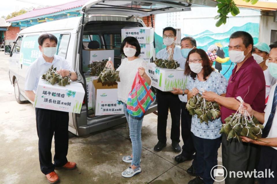 台南市長黃偉哲夫人劉育菁出席「端午粽情疫•社區來相挺」活動，與婆婆媽媽用在地優質食材包愛心肉粽，將分享給陳時中部長所率領的中央流行疫情指揮中心團隊。   圖：黃博郎／攝