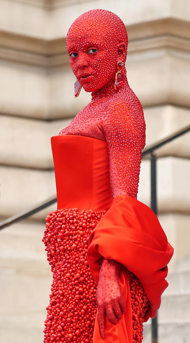 That's Doja Cat underneath 30,000 crimson red crystals at Paris Fashion ...