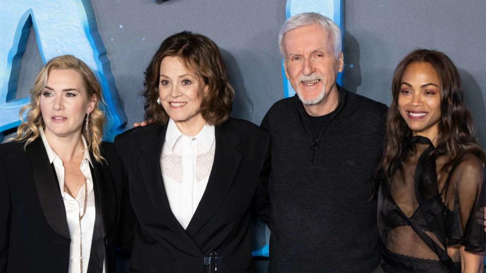 Kate Winslet, Sigourney Weaver, James Cameron et Zoe Saldana lors de l’avant-première de « Avatar : la voie de l’eau » à Londres, le 4 décembre.