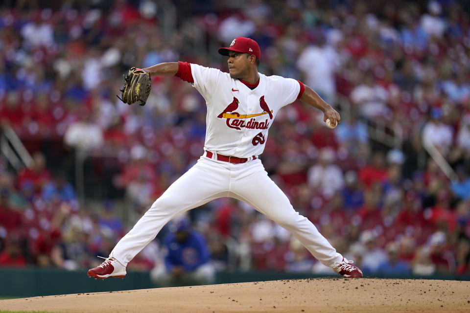 El colombiano José Quintana, de los Cardenales de San Luis, realiza un lanzamiento durante el segundo juego de una doble cartelera ante los Cachorros de Chicago, el jueves 4 de agosto de 2022 (AP Foto/Jeff Roberson)