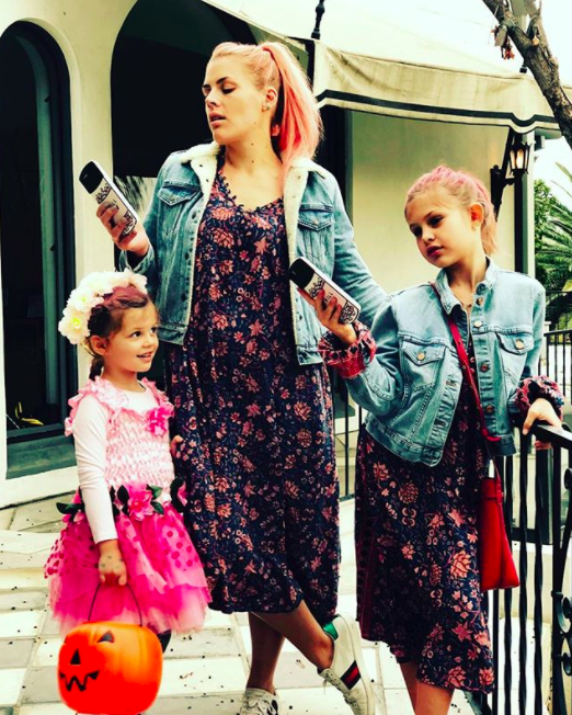 <p>This year, the <em>Cougar Town</em> alum’s elder daughter <a rel="nofollow" href="https://www.yahoo.com/beauty/busy-philippss-daughter-dresses-halloween-hilarious-215307783.html" data-ylk="slk:dressed like her for Halloween;elm:context_link;itc:0;sec:content-canvas;outcm:mb_qualified_link;_E:mb_qualified_link;ct:story;" class="link  yahoo-link">dressed like her for Halloween</a>. So for trick-or-treating, mom and daughter twinned. (Photo: Busy Philipps via Instagram) </p>