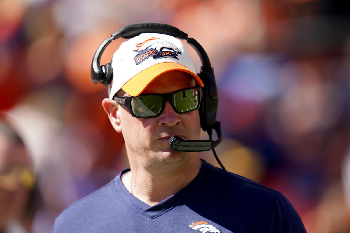 Broncos fans boo head coach Nathaniel Hackett, mockingly count