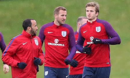 Foto del miércoles de Andros Townsend, Harry Kane y Eric Dier en el entrenamiento de la selección inglesa de fútbol en Manchester. Mayo 25, 2016. Action Images via Reuters / Carl Recine