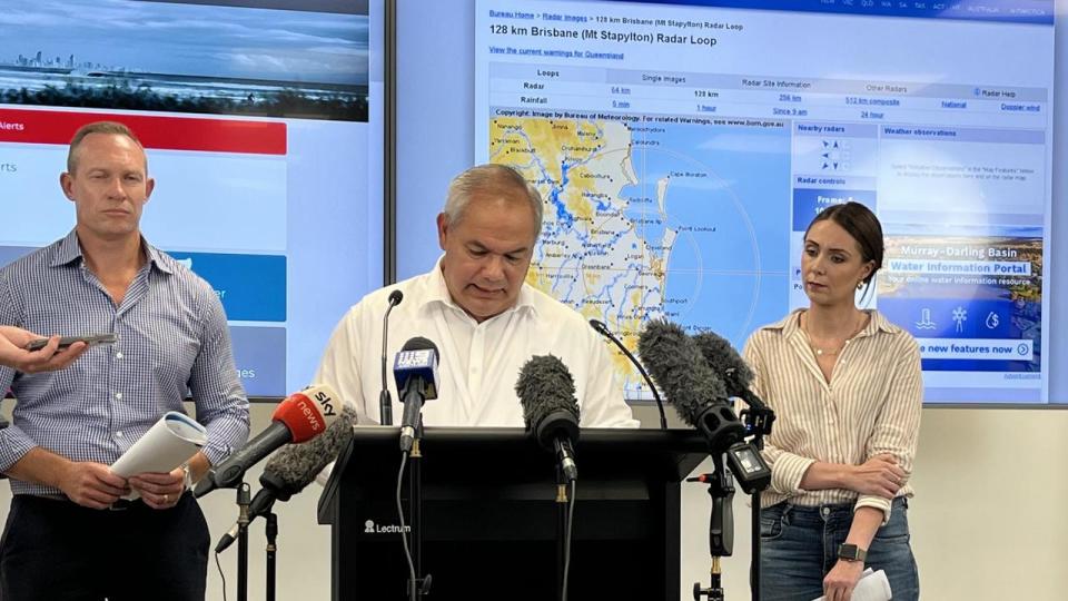 Assignment Freelance Picture Gold Coast mayor Tom Tate, with Queensland Minister for Housing\n Meaghan Scanlon and Minister for Energy Mick de Brenni speaking about the\n Christmas Day storm at the Gold Coast disaster centre Picture: NCA NewsWire /\n Aisling Brennan