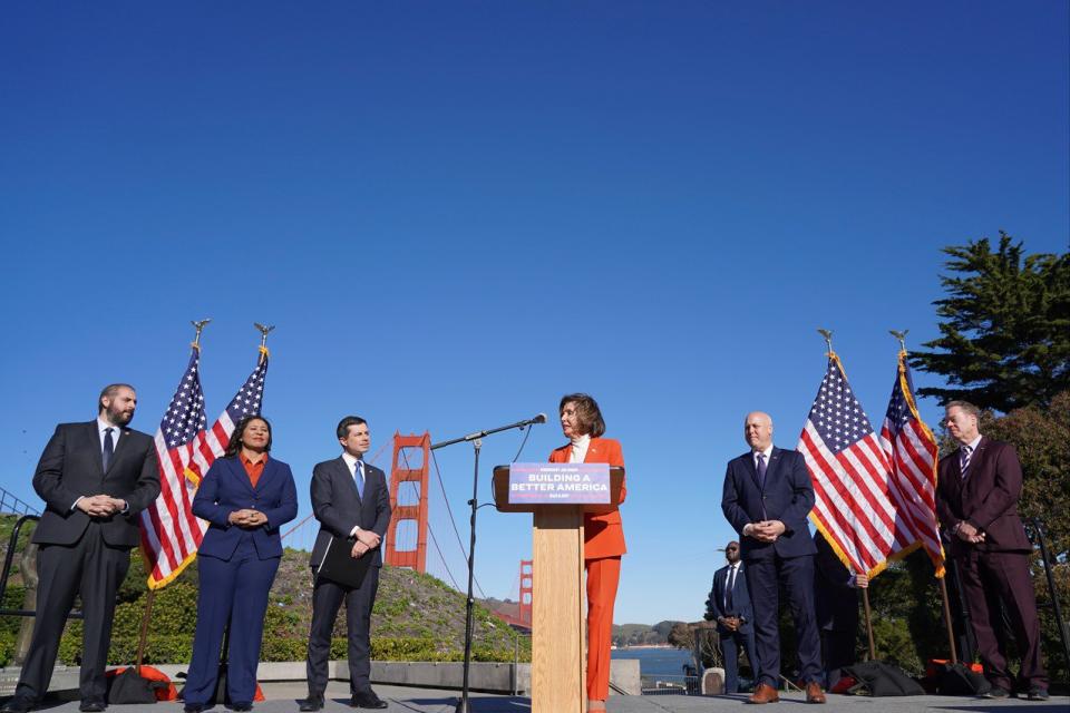 聯邦運輸部長布塔朱吉(左三) 、「榮譽議長」裴洛西（右三）、白宮基礎建設協調員蘭德魯（右二）、舊金山市長布里德（左二）在舊金山地標建築金門大橋前舉行記者會。（記者張曼琳／攝影）