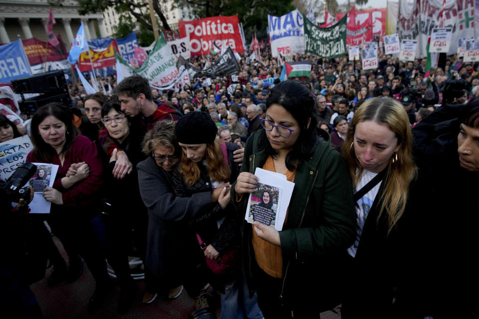 Familiares de los detenidos en las protestas de la semana anterior frente al Congreso reunidos con manifestantes en la Plaza de Mayo para pedir su liberación, en Buenos Aires, Argentina, el martes 18 de junio de 2024. (AP Foto/Natacha Pisarenko)