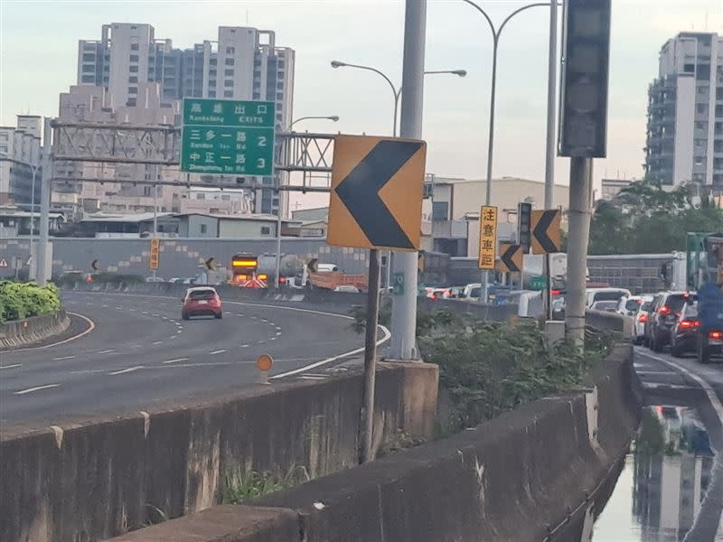 政府首度祭出「嚴格匝道儀控」，車隊卻全回堵在交流道上，上班族還有物流駕駛快要崩潰！（圖／翻攝自爆怨2公社）