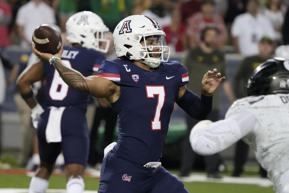 Arizona quarterback Jayden de Laura throws a pass against Oregon during the first half of an NCAA college football game Saturday, Oct. 8, 2022, in Tucson, Ariz. (AP Photo/Rick Scuteri)