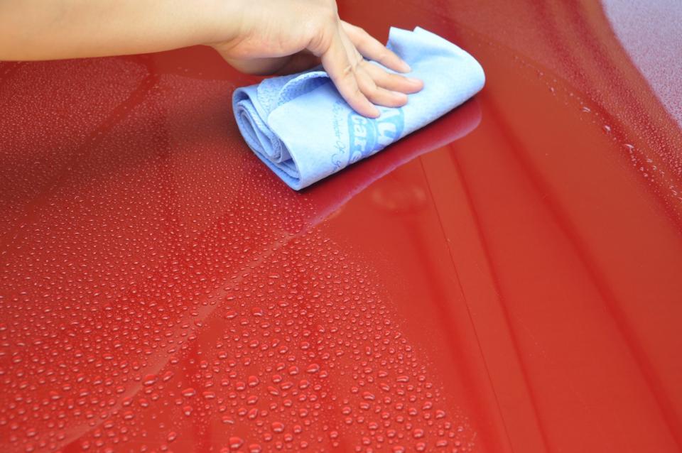 洗完愛車這樣做，擦乾車身更容易、吸水效果更明顯!