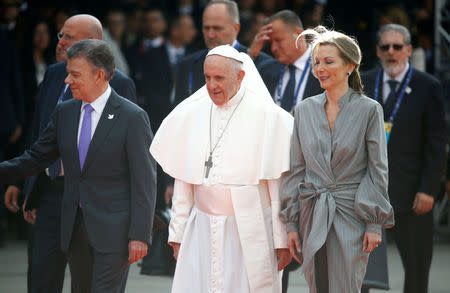 Pope Francis is accompanied by Colombia's President Juan Manuel Santos (L) and his wife Maria Clemencia Rodriguez upon his arrival in Bogota, Colombia, September 6, 2017. REUTERS / Stefano Rellandini