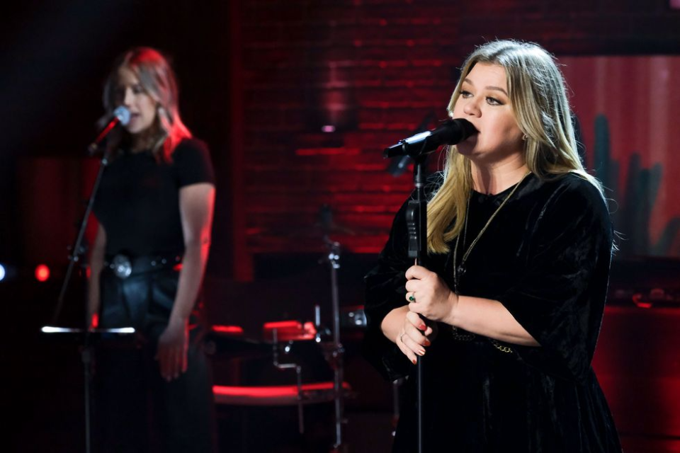 kelly clarkson fans are emotional after seeing the singer's scornful message to a 