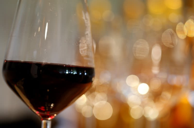 Foto de archivo: Una copa de vino tinto francés en el Chateau du Pavillon en Sainte-Croix-Du-Mont, Francia