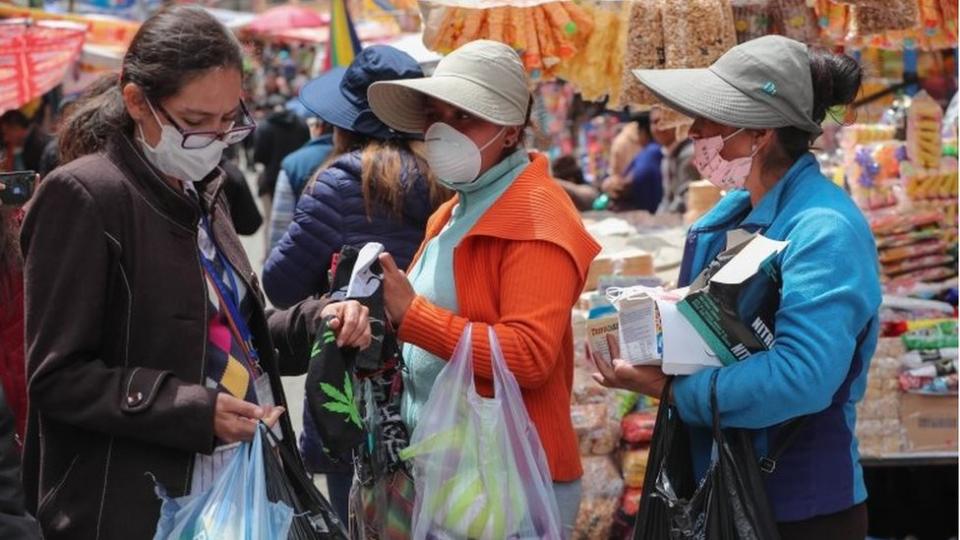 Personas con cubrebocas en Bolivia