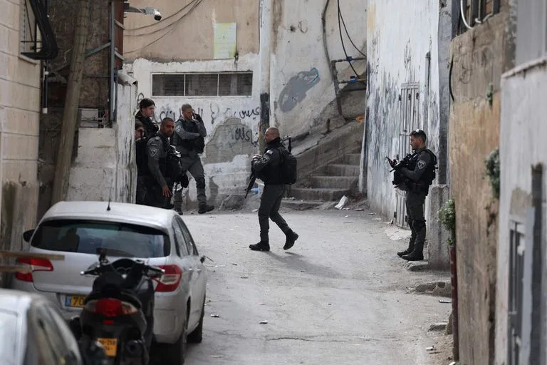 Soldados israelíes llegan frente a la casa de la familia de Khayri Alqam, el pistolero que mató a siete personas en un ataque el 27 de enero, en el barrio mayoritariamente árabe de al-Tur en Jerusalén oriental el 29 de enero de 2023 (Foto de AHMAD GHARABLI / AFP)