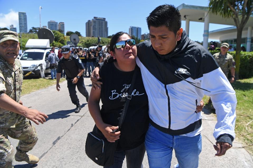 Dolor y llanto entre los familiares de los tripulantes