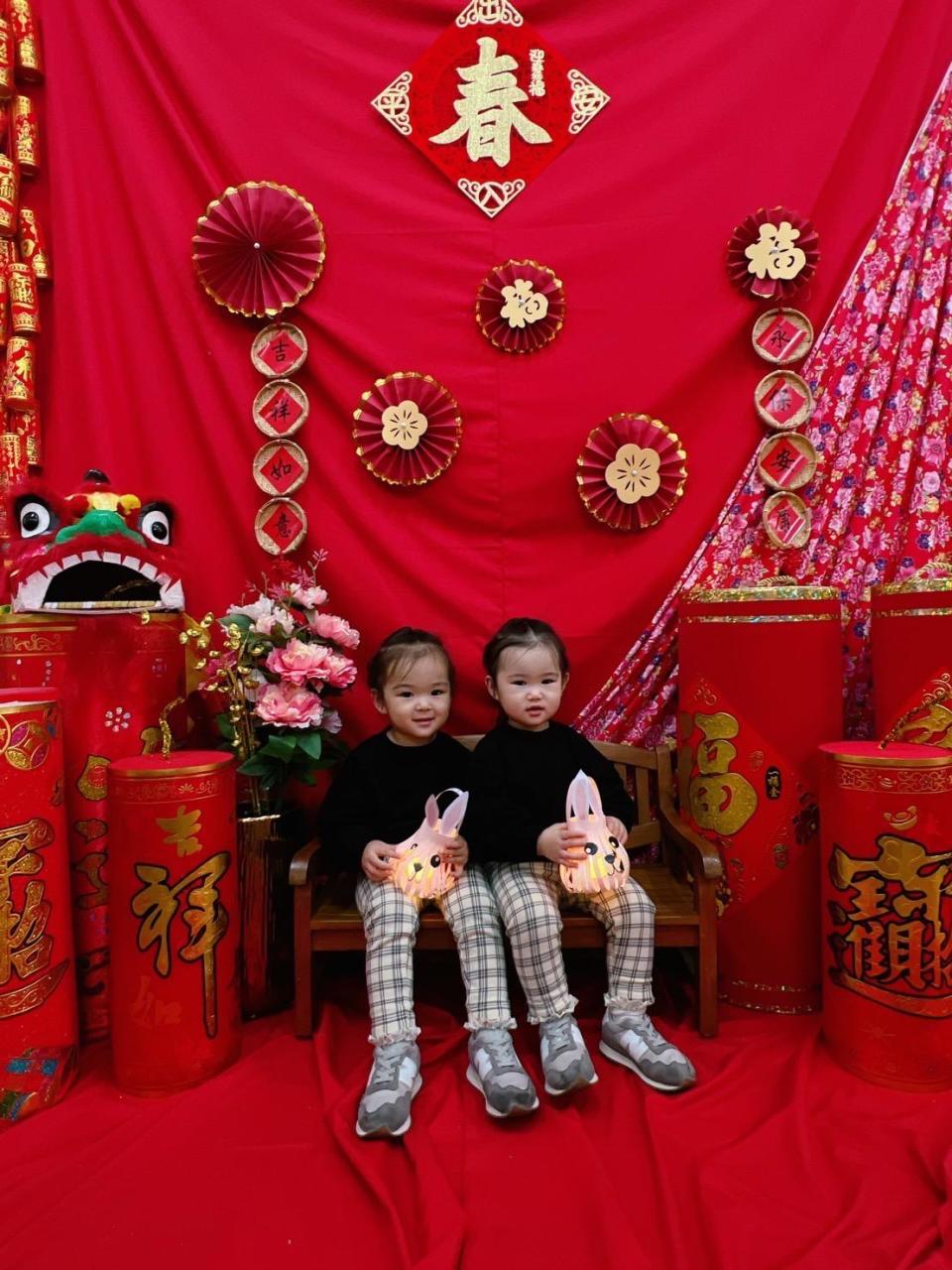 ▲即使寒假不忙碌，劉喆瑩還是會應景與女兒們佈置新年。