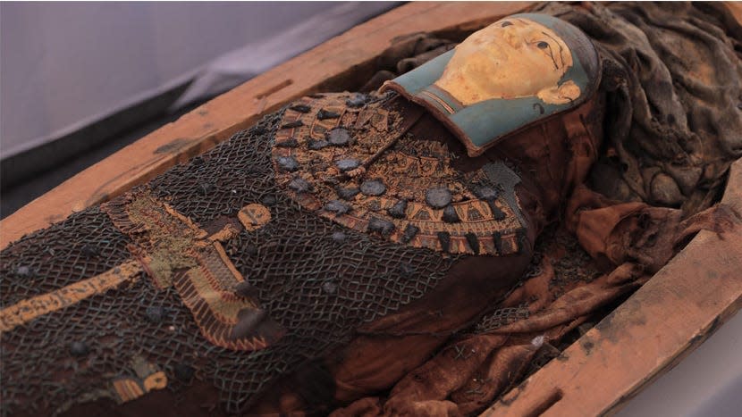 Foto einer Mumie, die in der Ausgrabungsstätte von Tuna al-Gebel gefunden und auf einer Pressekonferenz am 15. Oktober vorgestellt wurde. - Copyright: Egyptian Ministry of Tourism and Antiquities