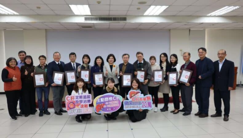 ▲112年度成人預防保健C型肝炎篩檢服務計畫表現績優醫療院所合影。(記者劉春生攝)