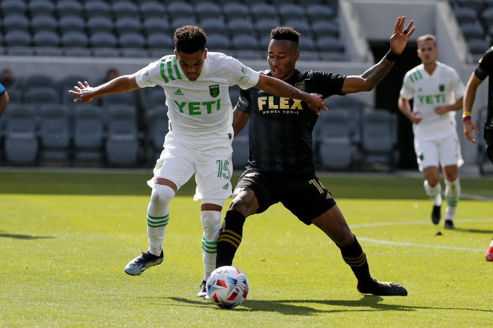 El mediocampista del Austin FC Daniel Pereira Gil pelea por el balón con Mark-Anthony Kaye de Los Angeles FC en el encuentro del sábado 17 de abril del 2021. (AP Photo/Ringo H.W. Chiu)