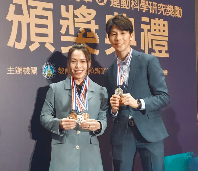 國光體育獎章頒獎典禮，今年體育運動精英獎最佳女運動員林郁婷（右），憑藉世錦賽金牌獲頒300萬元獎金，成為獎金后，舉重女神郭婞淳（左）以240萬元獎金緊追在後。（黃邱倫攝）