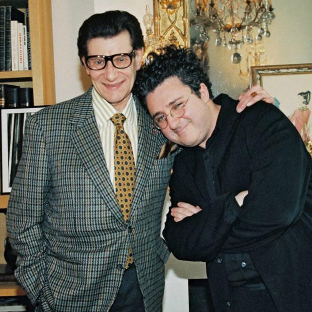 Alber Elbaz（右）的設計才華，獲得20世紀時尚大師聖羅蘭（左）的欣賞，1998年親點接掌YSL左岸系列。（翻攝自Pinterest）