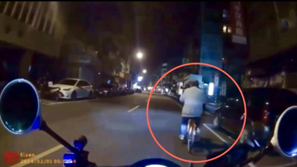 老翁疑似酒後騎腳踏車在路上遭警方攔查。（圖／翻攝畫面）