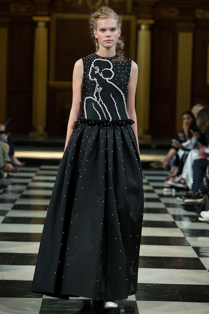 A model at the Huishan Zhang September 2017 runway show in London. (Photo: Getty Images)