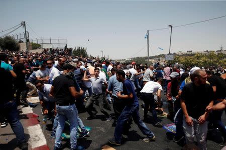 Palestinians clash with Israeli security forces outside Jerusalem's Old city July 21, 2017. REUTERS/Ronen Zvulun