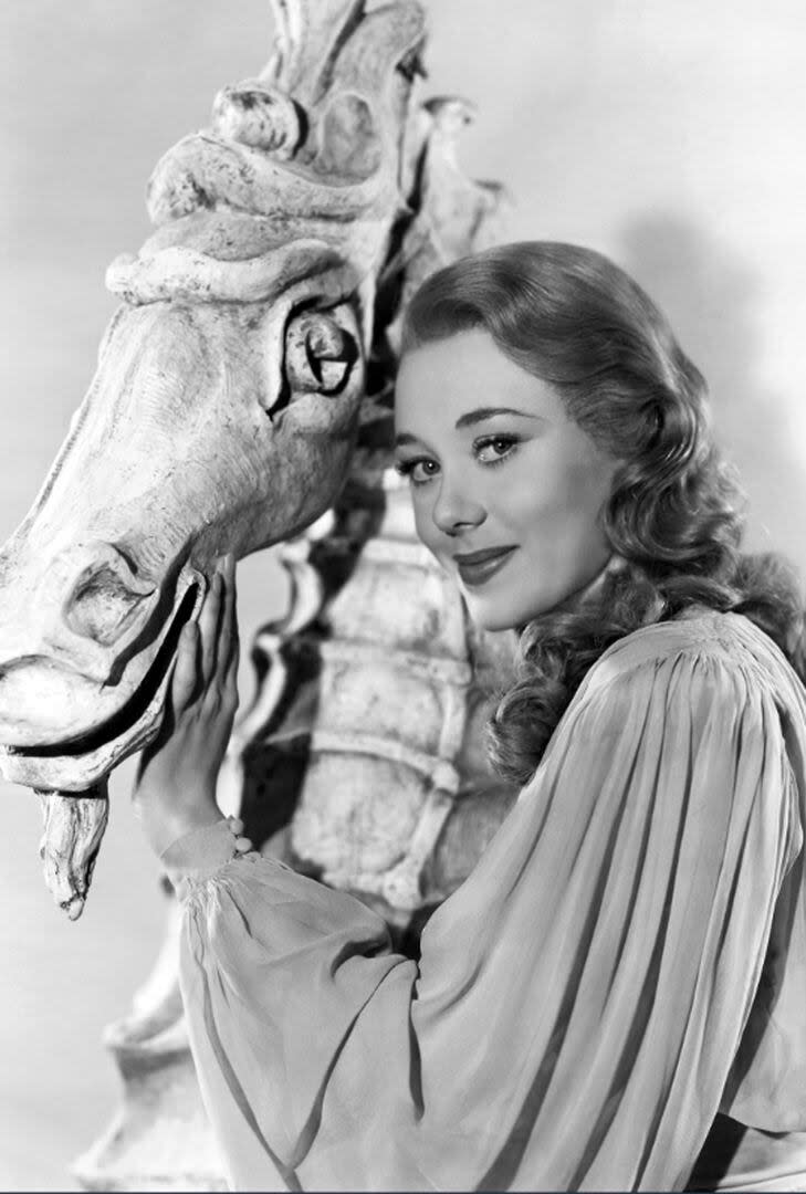 Glynis Johns en Tres mujeres en su vida