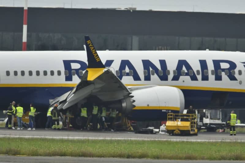 The plane of Ryanair flight FR846 coming from Barcelona El Prat, on the runway of Orio al Serio airport. Flights have been suspended at Milan-Bergamo airport in northern Italy after an aeroplane's tyres burst during a landing on Tuesday, damaging the runway. Tiziano Manzoni/LaPresse via ZUMA Press/dpa