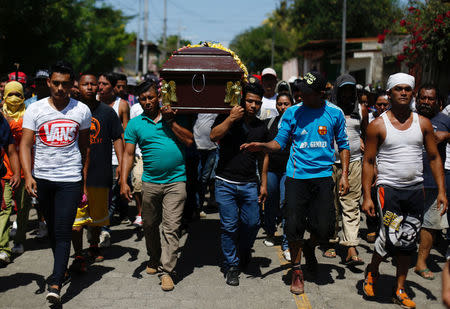 Relatives and friends carry Jairo Hernandez's casket during his funeral in Masaya, who according to the nation's Red Cross was shot dead during a protest over a controversial reform to the pension plans of the Nicaraguan Social Security Institute (INSS) in Nicaragua April 21, 2018. REUTERS/Jorge Cabrera