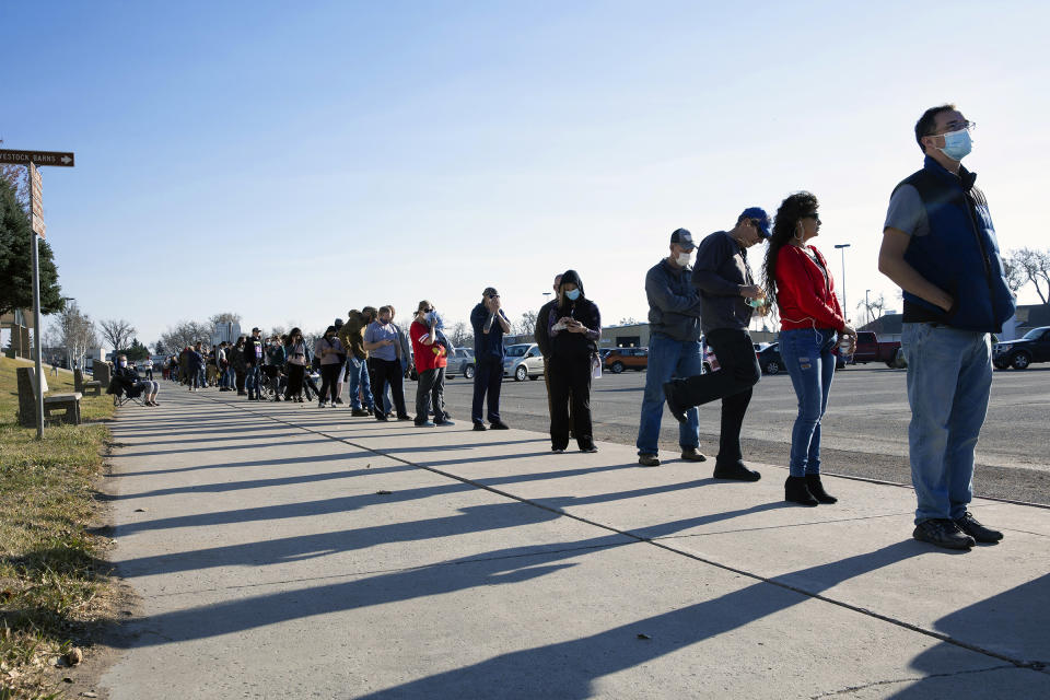 Una fila de electores espera para votar el día de las elecciones en Great Falls, Montana. Una posible explicación de los fallos en las encuestas de 2020 tiene que ver con el porcentaje de participación, específicamente de los republicanos, que superó lo que predijeron las encuestas. (Janie Osborne para The New York Times)