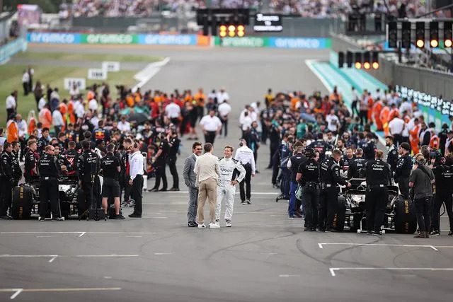 <p>Ryan Pierse/Getty Images</p>  El equipo ficticio también filmó en la pista.