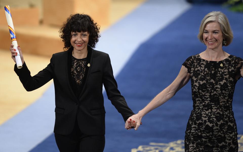 Jennifer Doudna ed Emmanuelle Charpentier, elegantissime, ritratte mentre ritirano il premio Principessa delle Asturie 2015 per la ricerca scientifica e tecnologica (Miguel Riopa/Getty Images).