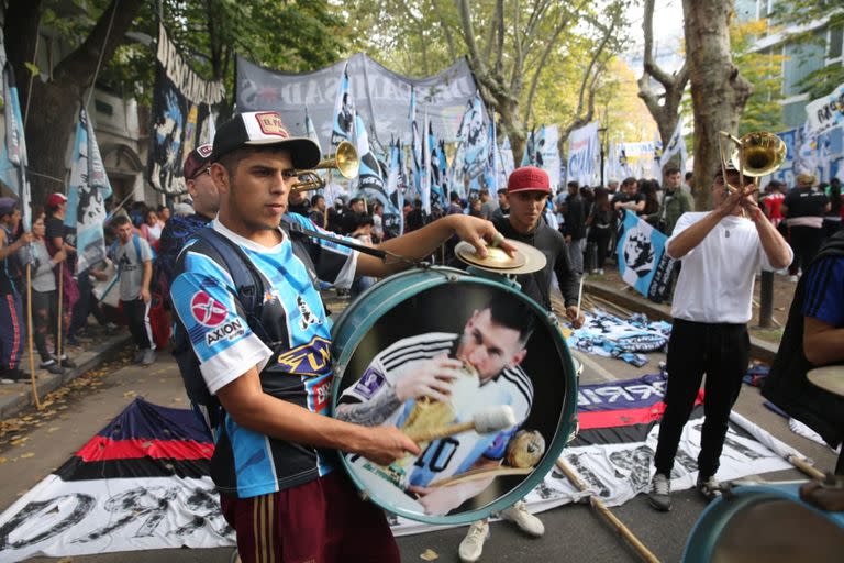 Militantes en los alrededores del Teatro Argentino de La Plata, donde se presentará Cristina Kirchner